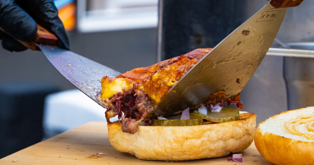 Legjobb Street Food Helyek Magyarországon: Ahol az Ízek Utcai Bulija Folyik